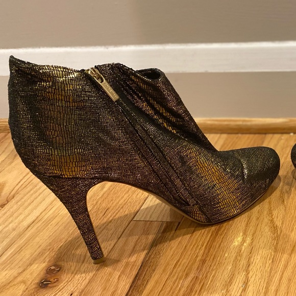 Colin Stuart black and and gold bootie.  Size 11 - Picture 3 of 8